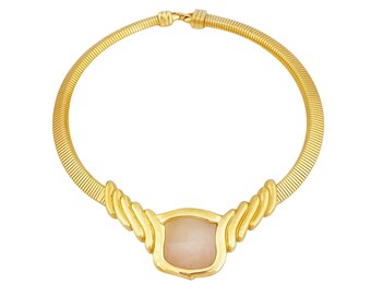 Collar de gargantilla de cuarzo rosa y oro Omega Chunky por Alexis Kirk, década de 1980