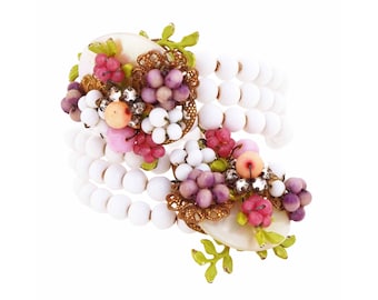Pulsera de alambre de memoria con cuentas con racimo floral pastel de nácar por Miriam Haskell, década de 1940
