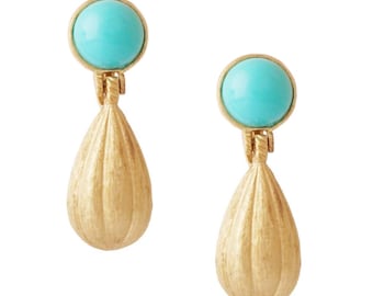 Vergulde oorbellen met turkooizen cabochons van Crown Trifari, jaren 60