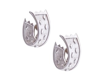 Pendientes de cinta de lunares plateados cepillados por Crown Trifari, década de 1960