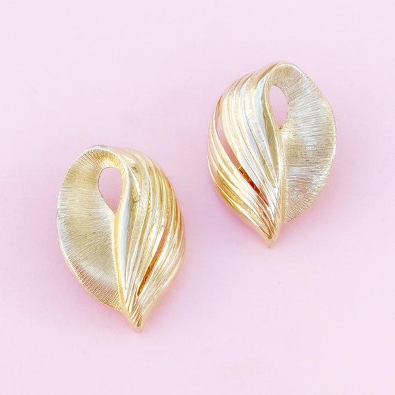 Gilded Textured Abstract Leaf Earrings, 1980s - image 4