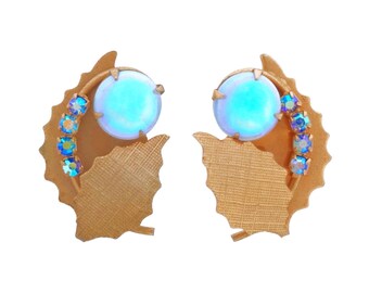 Pendientes de escalador de pan de oro en capas y cristal de aurora boreal, década de 1960