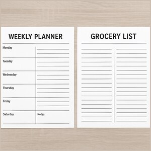 Pu&ograve; includere: Due fogli di carta bianca con testo nero. Il foglio di sinistra recita "WEEKLY PLANNER" e ha sezioni per ogni giorno della settimana e note. Il foglio di destra recita "GROCERY LIST" e ha spazi a righe per la scrittura.