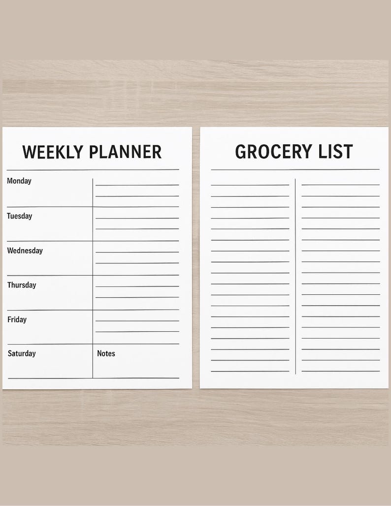 Pu&ograve; includere: Due fogli di carta bianca con testo nero. Il foglio di sinistra recita "WEEKLY PLANNER" e ha sezioni per ogni giorno della settimana e note. Il foglio di destra recita "GROCERY LIST" e ha spazi a righe per la scrittura.