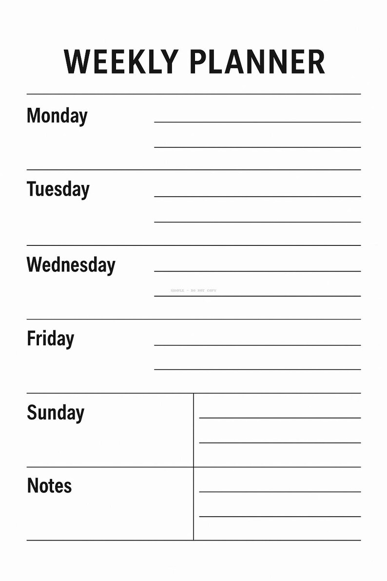Pu&ograve; includere: Un pianificatore settimanale bianco con testo nero. Le parole "WEEKLY PLANNER" sono in alto. Sotto ci sono i giorni della settimana: luned&igrave;, marted&igrave;, mercoled&igrave;, venerd&igrave; e domenica. C'&egrave; una sezione per le note.