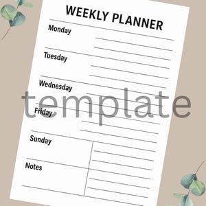 Pu&ograve; includere: Un modello di pianificatore settimanale bianco con testo nero, inclusi i giorni della settimana e spazio per le note. Le parole "WEEKLY PLANNER" sono in alto. Lo sfondo &egrave; beige chiaro con foglie di eucalipto ad acquerello agli angoli.