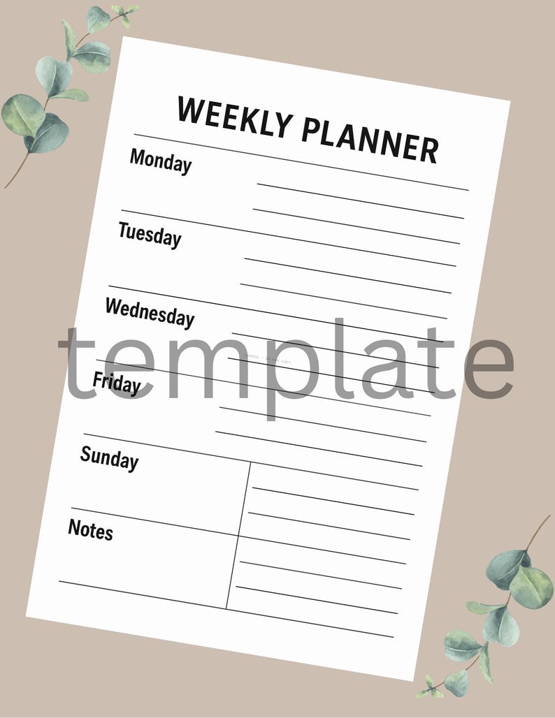 Pu&ograve; includere: Un modello di pianificatore settimanale bianco con testo nero, inclusi i giorni della settimana e spazio per le note. Le parole "WEEKLY PLANNER" sono in alto. Lo sfondo &egrave; beige chiaro con foglie di eucalipto ad acquerello agli angoli.