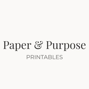 Pu&ograve; includere: Le parole "Paper & Purpose" in un carattere serif, con un simbolo di e commerciale tra le parole, sono visualizzate sopra la parola "PRINTABLES" in un carattere sans-serif. Il testo &egrave; di colore grigio scuro su sfondo beige chiaro.