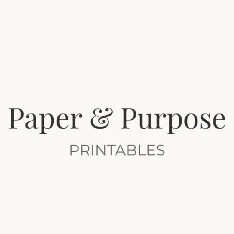 Pu&ograve; includere: Le parole "Paper & Purpose" in un carattere serif, con un simbolo di e commerciale tra le parole, sono visualizzate sopra la parola "PRINTABLES" in un carattere sans-serif. Il testo &egrave; di colore grigio scuro su sfondo beige chiaro.