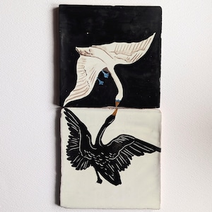 Handgemalte Swan Keramikfliesen (2er-Set oder einzeln), Hilma af Klint inspiriert