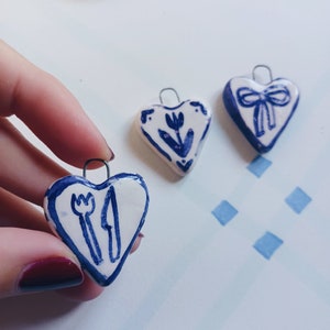 Charm de porcelana hecho a mano, Charm de cerámica, Colgantes de cerámica, Coqueta, Lazo, Hecho a mano en Portugal imagen 4