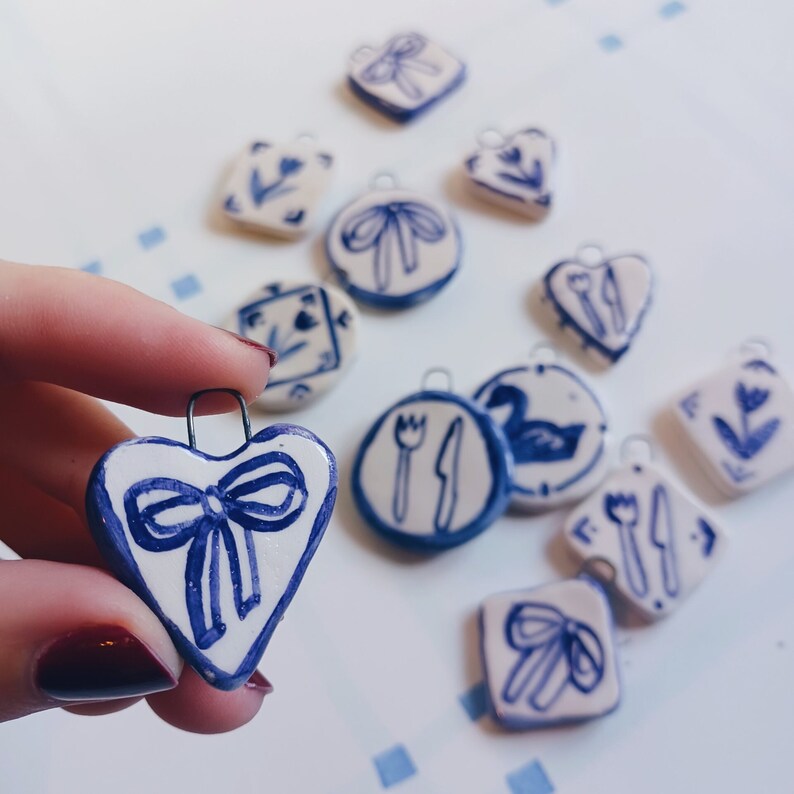 Charm de porcelana hecho a mano, Charm de cerámica, Colgantes de cerámica, Coqueta, Lazo, Hecho a mano en Portugal Heart w/ Bow