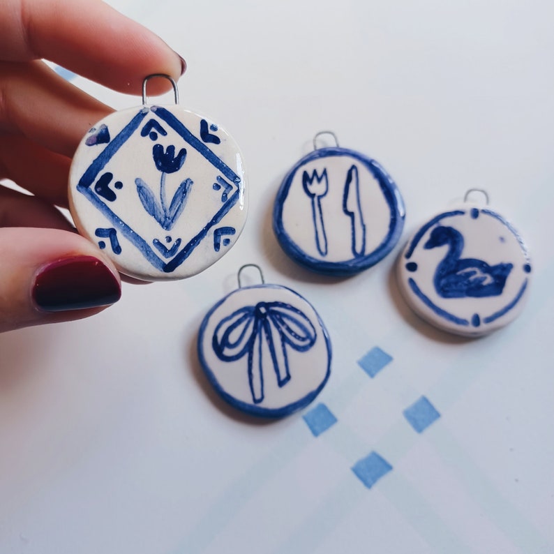 Charm de porcelana hecho a mano, Charm de cerámica, Colgantes de cerámica, Coqueta, Lazo, Hecho a mano en Portugal imagen 7