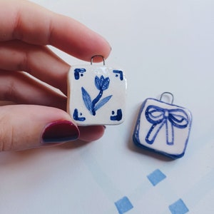 Charm de porcelana hecho a mano, Charm de cerámica, Colgantes de cerámica, Coqueta, Lazo, Hecho a mano en Portugal imagen 6