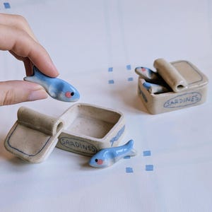 Ręcznie robiona miniaturowa ceramiczna puszka na sardynki: pod pałeczki, łyżkę lub pędzel