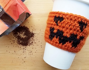Halloween Lover Pumpkin Fall Crochet Coffee Cup Cozy Sleeve - EcoFriendly & Reutilizable, Hecho para bebidas frías o calientes / Tazas cónicas de 16 o 20 oz