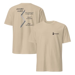 Puede incluir: Dos camisetas beige. Una tiene un gráfico de martillo en la parte delantera y texto en la parte posterior: "SERVICE to GOD", "and a distressed worthy brother", "usual avocation" y "sleep refreshment". La otra camiseta tiene un gráfico de martillo.