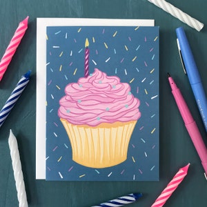 Cartão de aniversário divertido com cupcake rosa