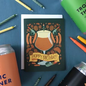 Wenskaart met hoppige verjaardag ambachtelijk bier woordspeling