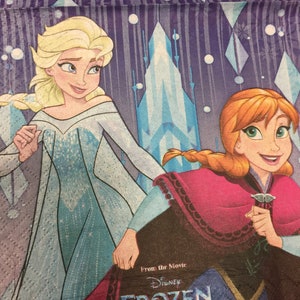 Puede incluir: Un fondo morado con un castillo de hielo azul y blanco. Dos chicas de la pel&iacute;cula Frozen, Elsa y Anna, corren hacia el espectador. El texto "From the Movie Disney Frozen" est&aacute; en la parte inferior de la imagen.