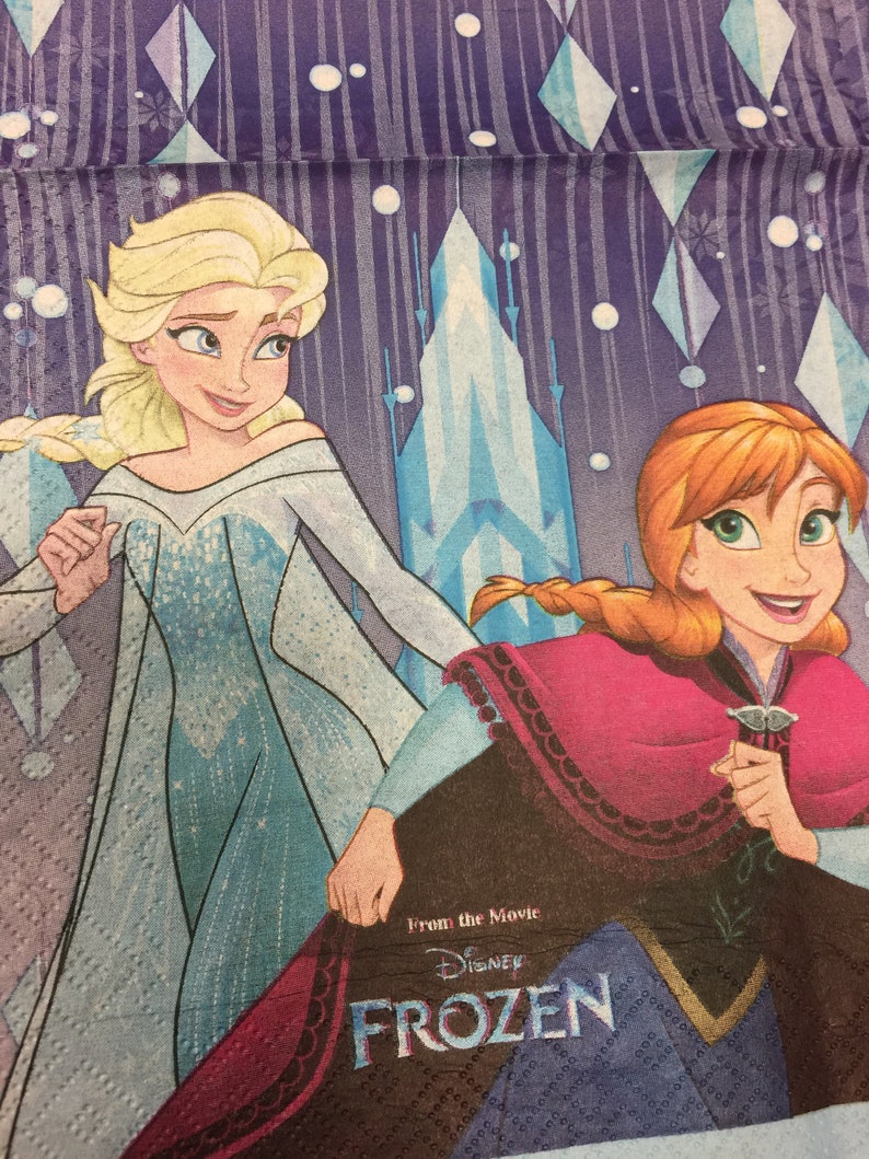 Puede incluir: Un fondo morado con un castillo de hielo azul y blanco. Dos chicas de la pel&iacute;cula Frozen, Elsa y Anna, corren hacia el espectador. El texto "From the Movie Disney Frozen" est&aacute; en la parte inferior de la imagen.