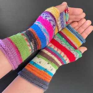 Mitaines, manchettes, tricot à la main à rayures colorées