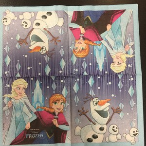 Puede incluir: Una servilleta de papel azul y morada con tem&aacute;tica de Frozen. La servilleta presenta im&aacute;genes de Elsa, Anna y Olaf. El texto "From the movie Disney FROZEN" est&aacute; impreso en la servilleta.