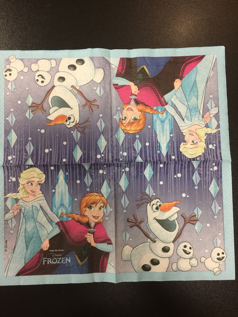 Puede incluir: Una servilleta de papel azul y morada con tem&aacute;tica de Frozen. La servilleta presenta im&aacute;genes de Elsa, Anna y Olaf. El texto "From the movie Disney FROZEN" est&aacute; impreso en la servilleta.