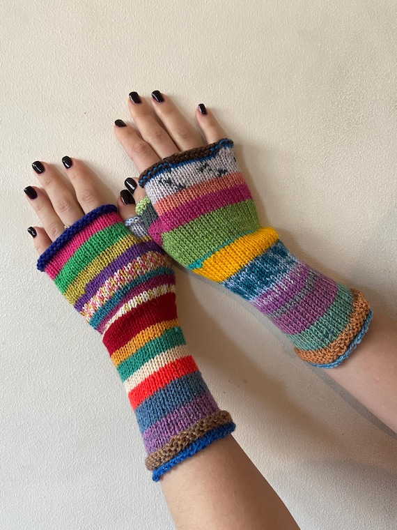 指なし手袋、アームウォーマー、手編みのカラフルなストライプ柄マルチ