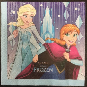 Puede incluir: Una servilleta de papel azul y morada con una imagen de Elsa y Anna de la pel&iacute;cula de Disney Frozen. El texto "From the Movie Disney Frozen" est&aacute; impreso en la servilleta.