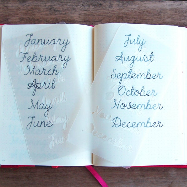 L'ensemble de pochoirs de journalisation des mois cursifs de l'année ajoute un lettrage fantaisie à vos mises en page bujo. Obtenez-le ici.