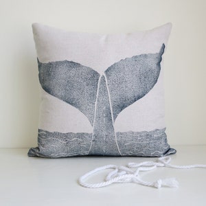 Housse de coussin queue de baleine : imprimé bleu indigo nautique