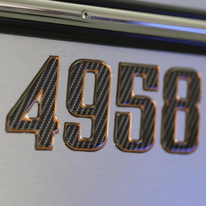Bootsregistrierung Aufkleber Gewölbte Karbonfaser-Nummern mit Bronzeverzierung