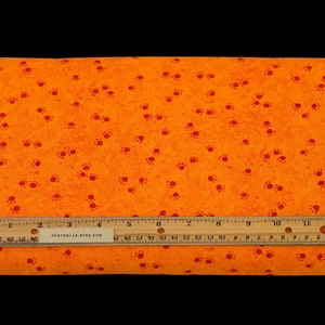 1/2 Yard Woof n' Whiskers Paws Orange Red von Cheri Strole, 100 % Premium-Baumwollstoff, Halloween/Herbst
