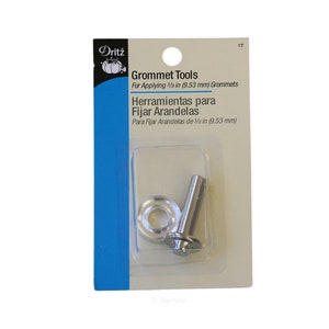 Può includere: Un set di strumenti per occhielli argentati per l'applicazione di occhielli da 9,53 mm. Gli strumenti sono confezionati su una carta blu e bianca con il logo del marchio Dritz e istruzioni in inglese e spagnolo.