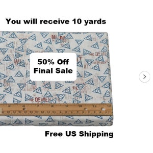 Pode incluir: Um rolo de tecido dobrado com um padrão repetitivo de símbolos triangulares azuis sobre um fundo creme. O tecido é medido com uma régua de madeira. A imagem inclui o texto "50% Off Final Sale".