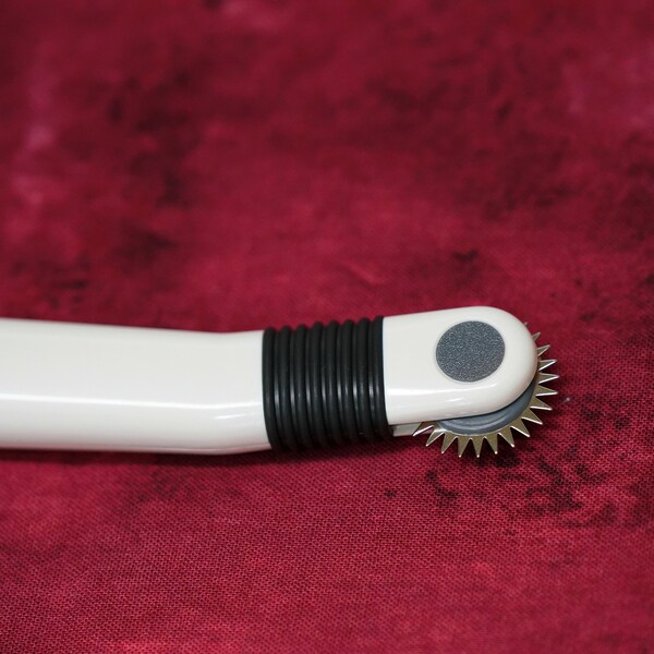 Roulette Tracée Vintage Clover Pour Couture - Rouge - Bord Dentelé - Collection