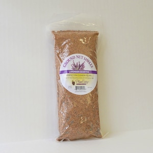 Puede incluir: Una bolsa de plástico transparente llena de cáscaras de nuez molidas, etiquetada "Ground Nut Shells Lavender Scented Perfect Pin Cushion Filling 114g (4 oz) Ground Walnut Shells with Dried Lavender Buds Made in USA Plum Easy Patterns PEP-302 Lavender Walnut Shells"
