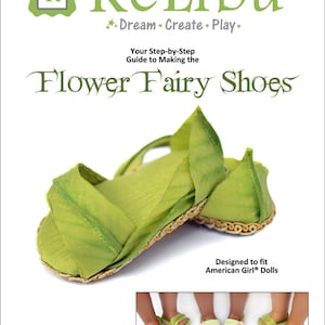 Puede incluir: Un patrón de costura para hacer zapatos de hada de flores para muñecas American Girl. El patrón incluye instrucciones para hacer los zapatos, así como una imagen del producto terminado. Los zapatos son verdes y tienen un diseño de flores.