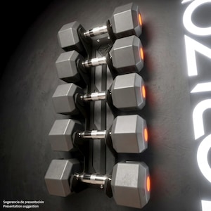 Op de afbeelding: Een verticaal wandrek met vijf paar grijze zeshoekige dumbbells. Elke dumbbell heeft een zilverkleurig metalen handvat en een feloranje cirkelvormig accent aan de buitenkant. Het rek is zwart en heeft een geometrisch ontwerp.