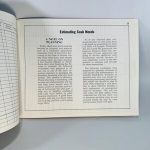 Pu&ograve; includere: Pagina di libro aperta con il titolo "Stima delle esigenze di cassa". Il testo include "Una nota sulla pianificazione" e tratta di prestiti a breve termine, pianificazione finanziaria e gestione del flusso di cassa per le aziende agricole.