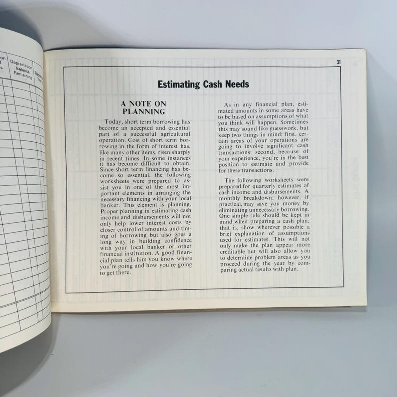 Pu&ograve; includere: Pagina di libro aperta con il titolo "Stima delle esigenze di cassa". Il testo include "Una nota sulla pianificazione" e tratta di prestiti a breve termine, pianificazione finanziaria e gestione del flusso di cassa per le aziende agricole.