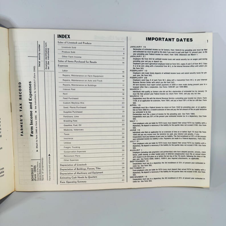 Pu&ograve; includere: Libro aperto con il titolo "FARMER'S TAX RECORD" e un indice dei redditi e delle spese agricole. La pagina sinistra elenca categorie come "Vendita di bestiame e prodotti" e "Spese". La pagina destra elenca le "DATE IMPORTANTI" per le dichiarazioni fiscali.