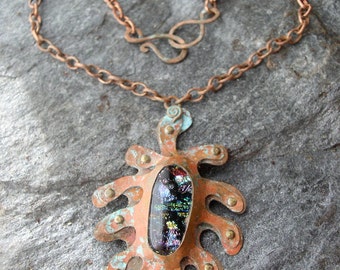 Colgante de cobre de forma libre con vidrio dicroico