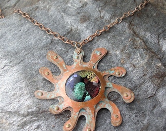 Colgante de cobre de forma libre con vidrio dicroico