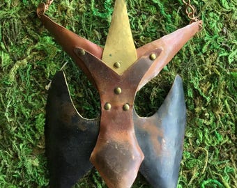 Pequeña máscara en cobre y latón