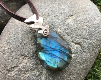 Colgante de labradorita, asa de plata de ley hecha a mano
