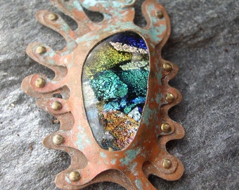 Colgante de cobre de forma libre con vidrio dicroico