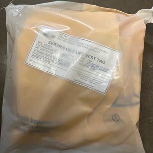 Een enkel ongeopend vliegtuigreddingsvest