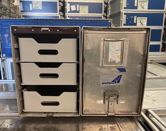 Alte Atlas Airways Boeing 747 Pantryküche Essensboxen im Ruhestand